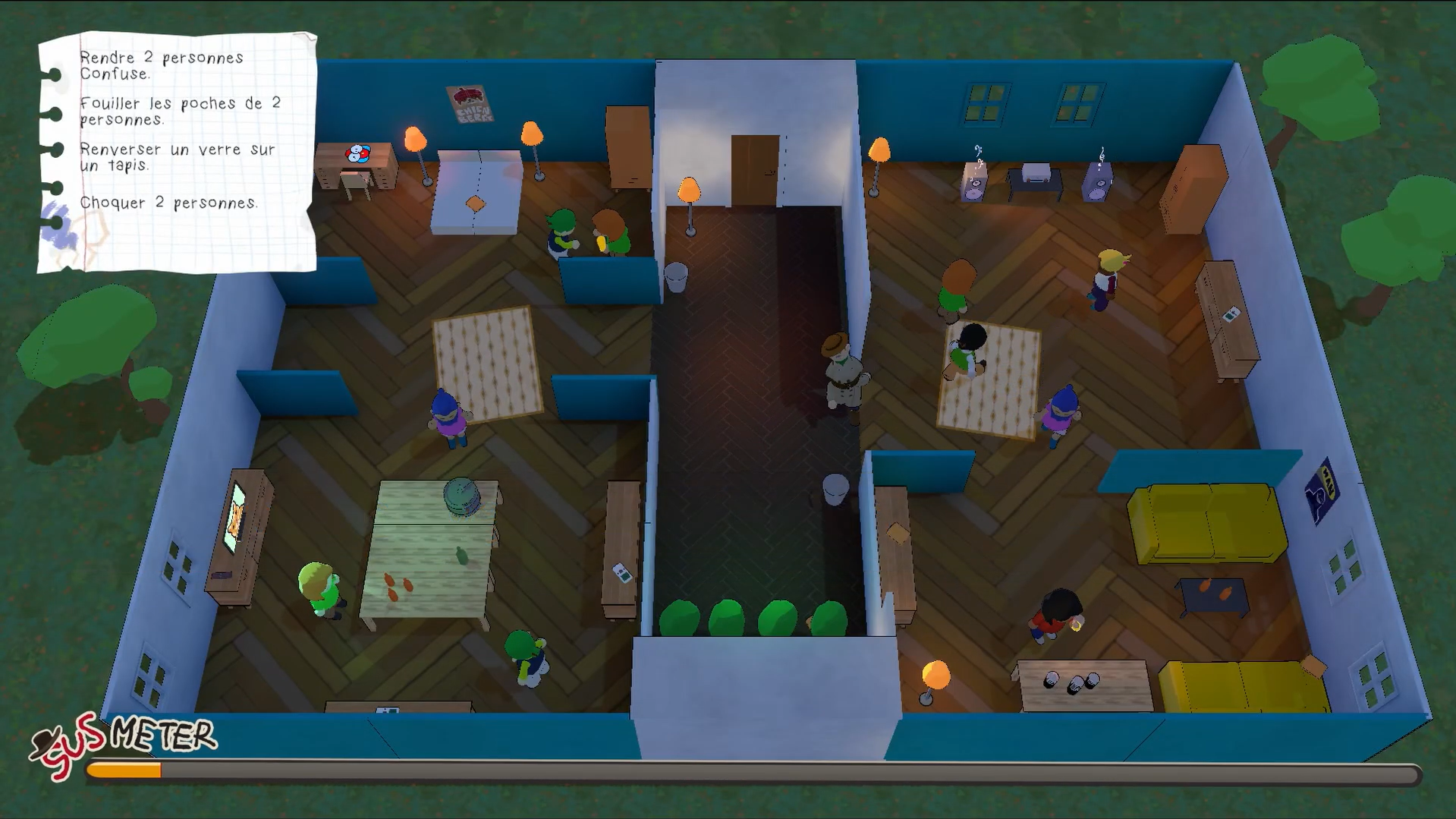 Capture d'écran du jeu 3D en vue du dessus, la scène se passe dans une grande maison remplie de plusieurs personnes. Une liste d'objectifs contient Rendre 2 personnes confuses, fouiller les poches de 2 personnes, renverser un verre sur un tapis, choquer 2 personnes.