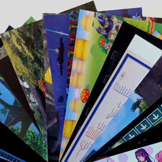photographie d'un éventail de cartes sur lesquelles sont imprimés des images de différents jeux vidéo, notamment new super mario bros