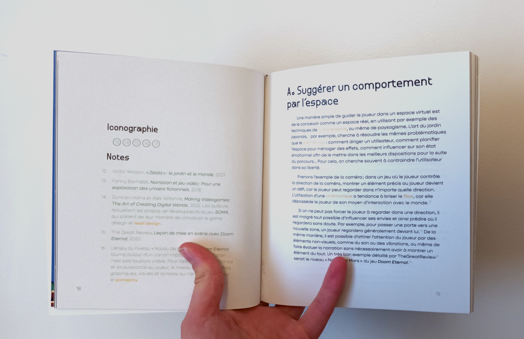 Photographie d'un livre ouvert sur lequel on peut lire un titre de partie, Suggérer un comportement par l'espace