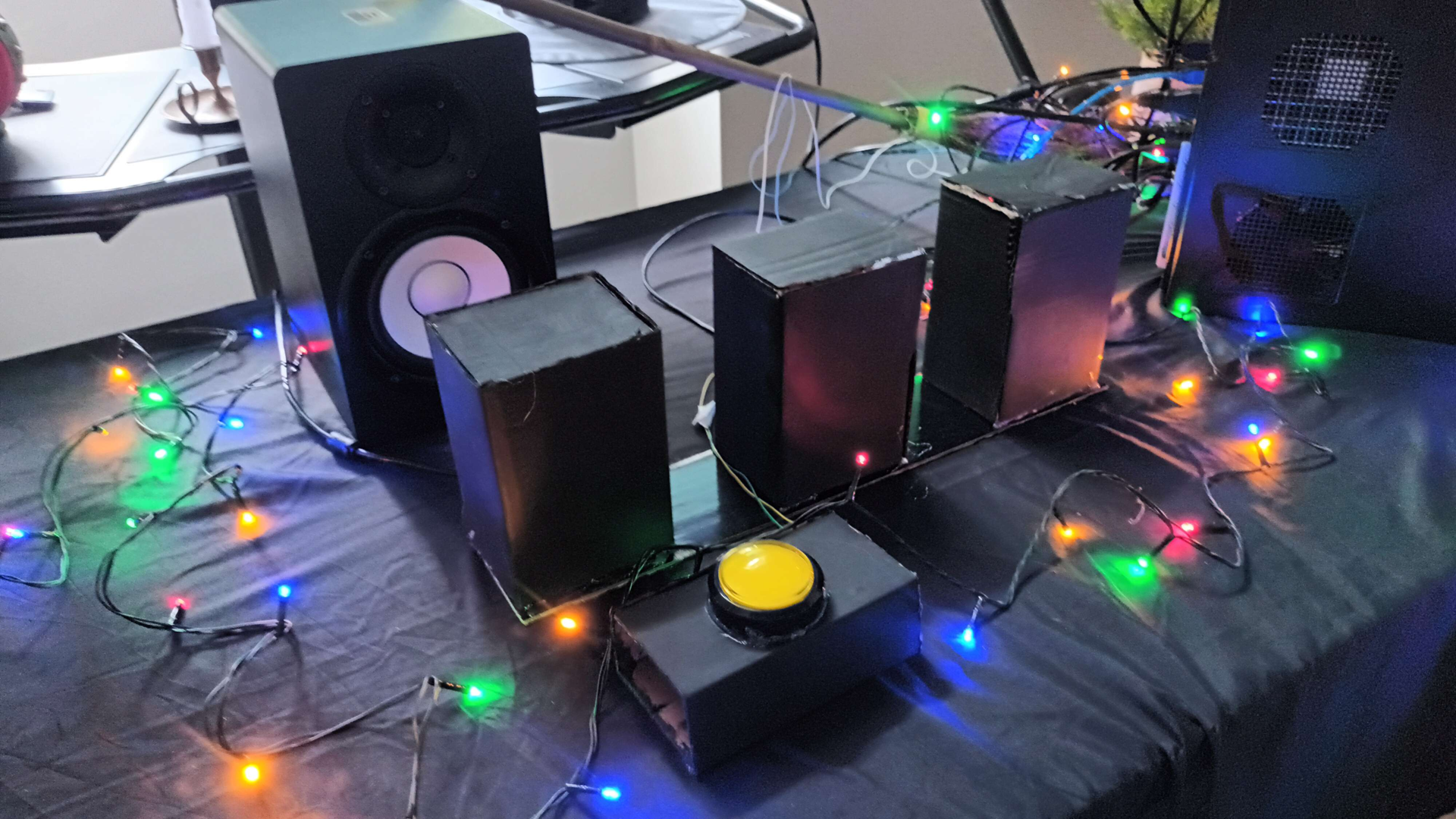 Photographie de trois promontoires et un bouton