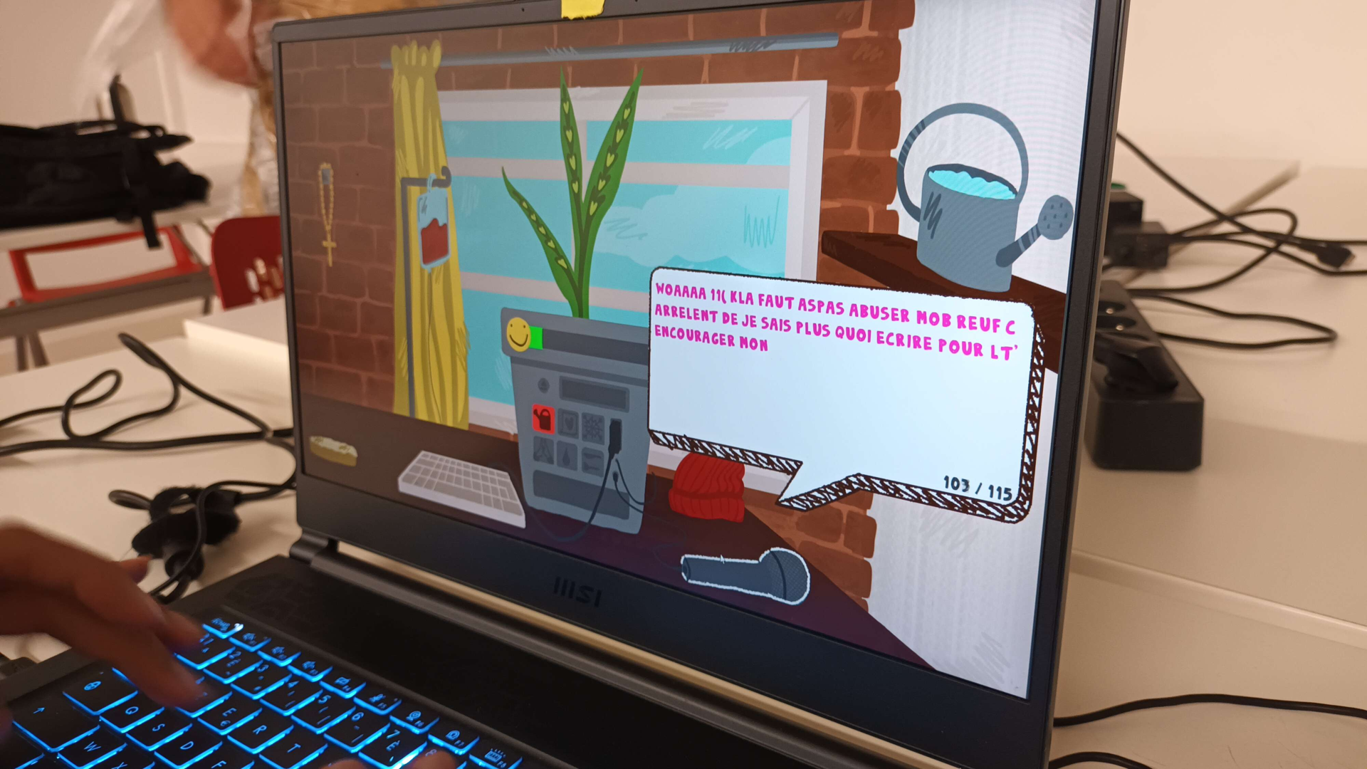 Photo du jeu sur un écran, une personne écrit au clavier un texte d'encouragement pour la plante. On peut notamment lire Carrément je sais plus quoi écrire pour t'encourager